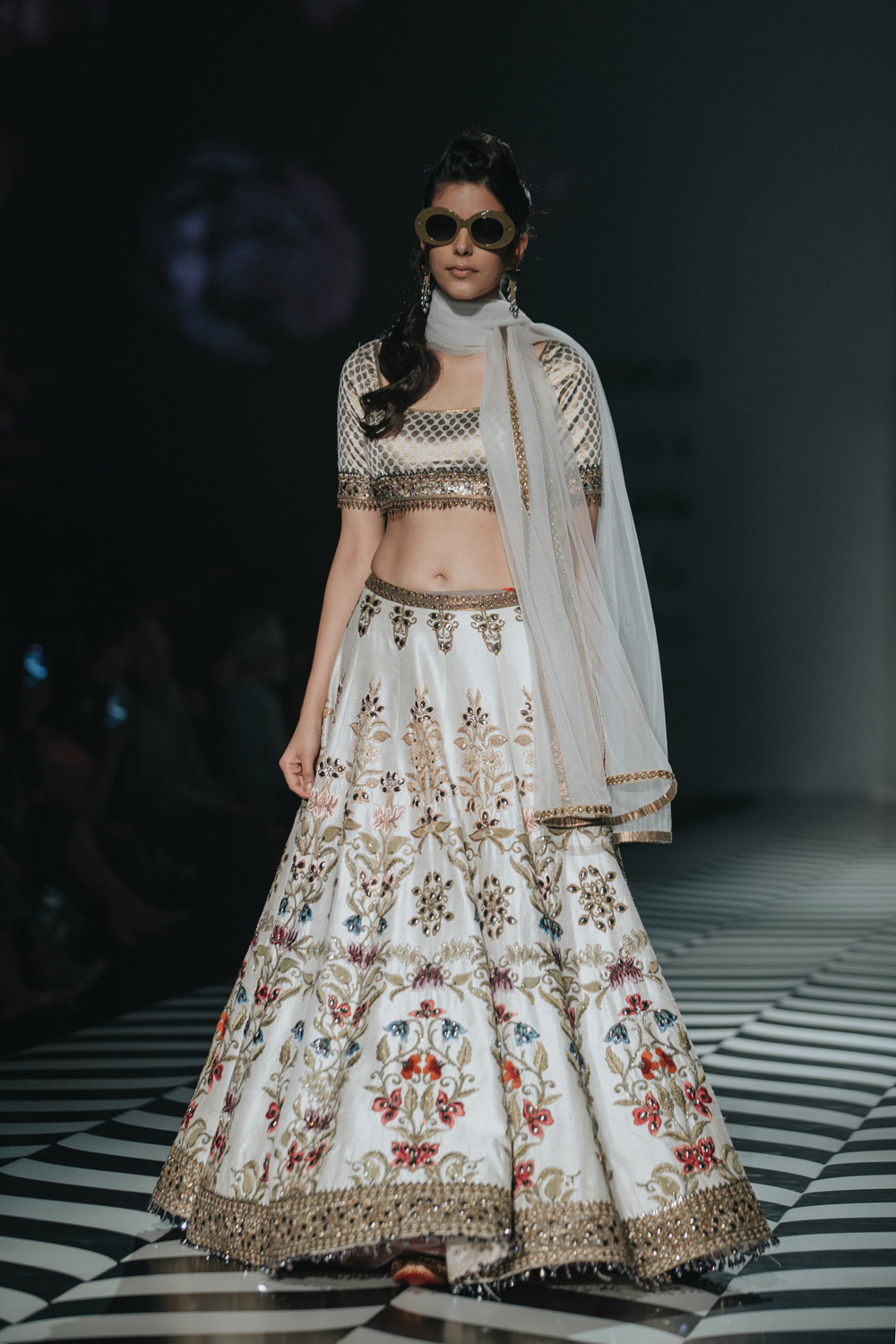 JJ Valaya FDCI Amazon India Fashion Week Spring Summer 2018 Look 11