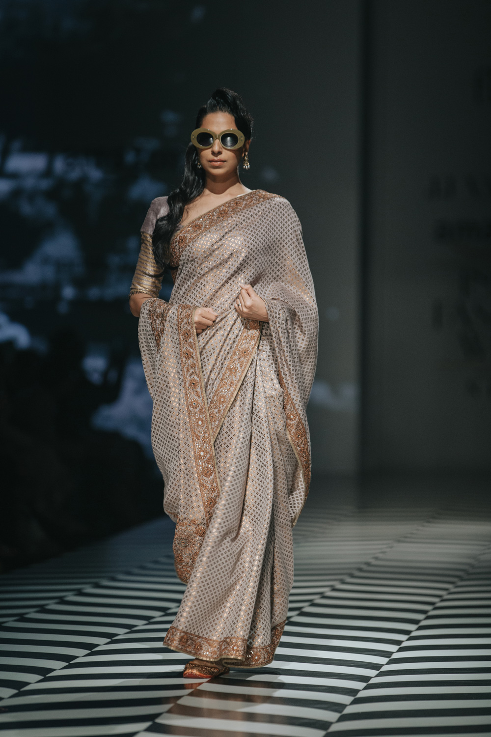 JJ Valaya FDCI Amazon India Fashion Week Spring Summer 2018 Look 22