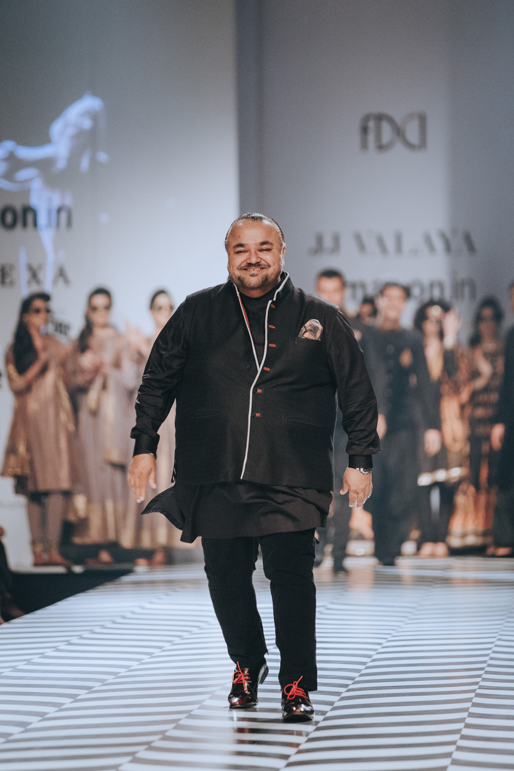 JJ Valaya FDCI Amazon India Fashion Week Spring Summer 2018 Look 34