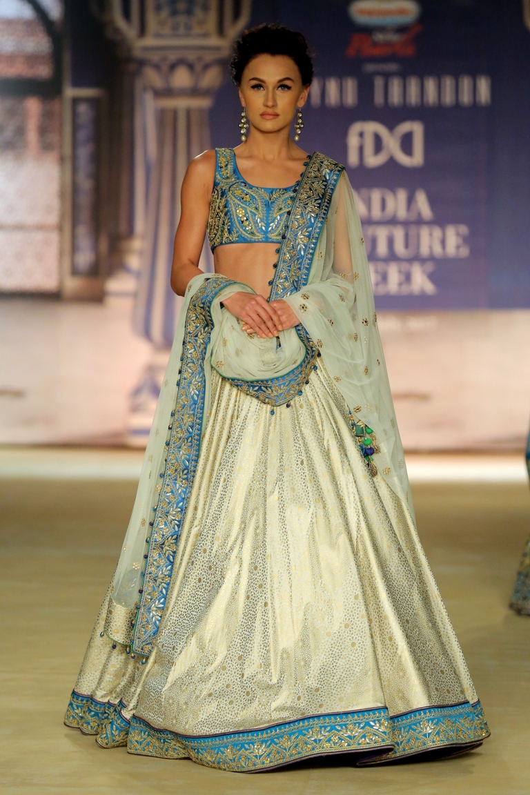 Designer Reynu Taandon In Association with Rajnigandha Presents CYAN - Time to Find the Calm in the Chaos @ FDCI India Couture Week 2017 (10)