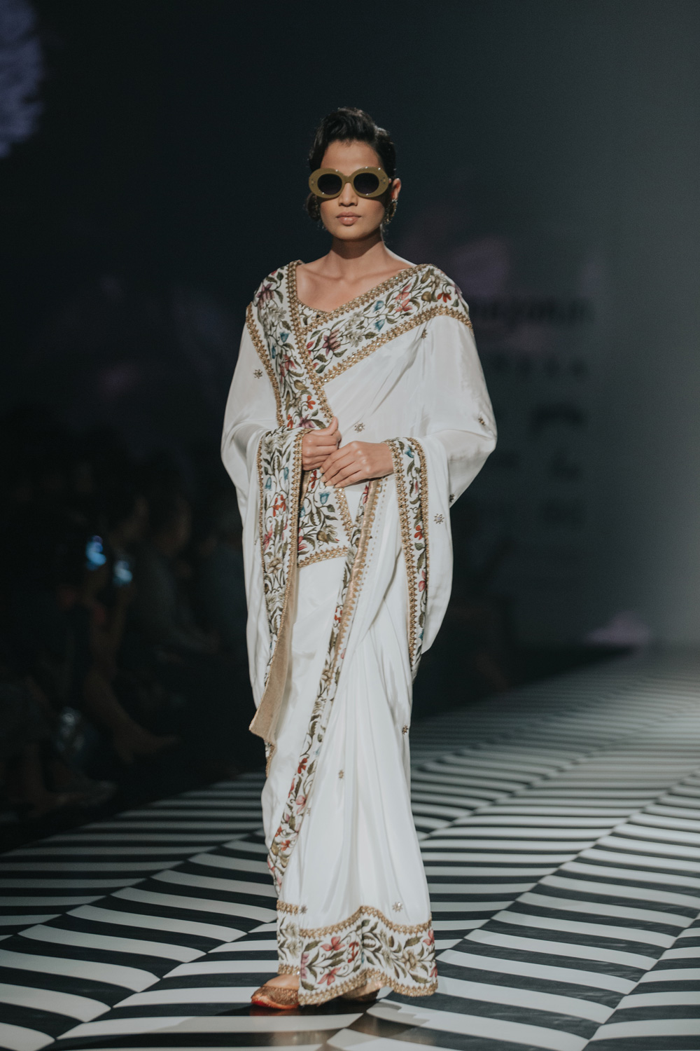 JJ Valaya FDCI Amazon India Fashion Week Spring Summer 2018 Look 9