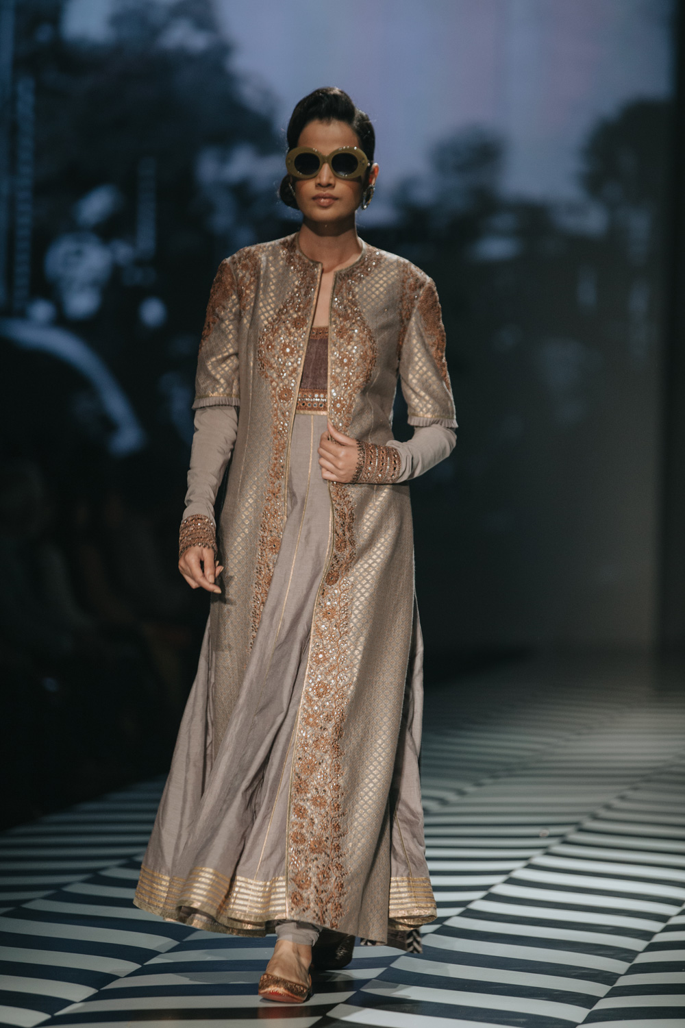 JJ Valaya FDCI Amazon India Fashion Week Spring Summer 2018 Look 25