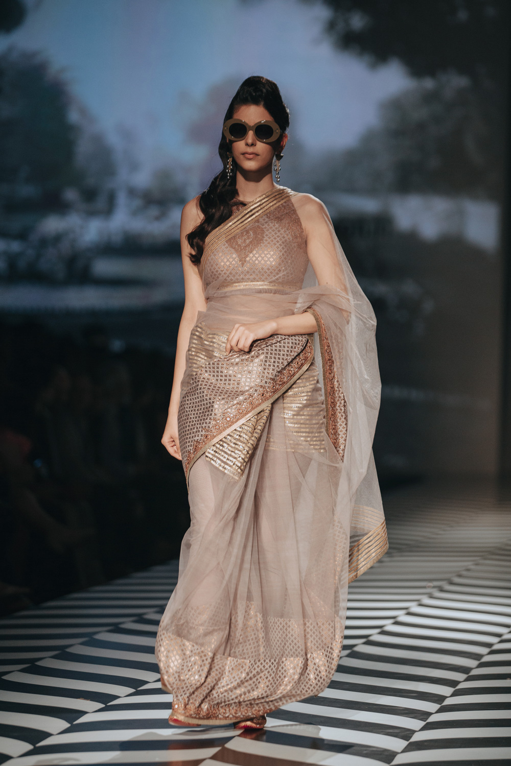 JJ Valaya FDCI Amazon India Fashion Week Spring Summer 2018 Look 28