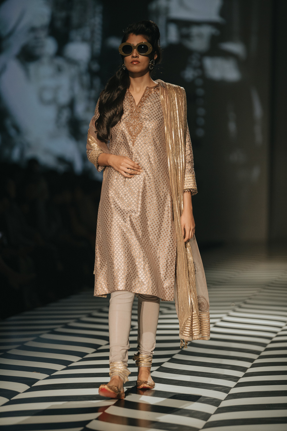 JJ Valaya FDCI Amazon India Fashion Week Spring Summer 2018 Look 29